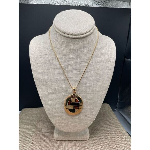 Vintage KC Signed Gold Tone Metal Enameled Oval Pendant Necklace - Picture 8 of 8